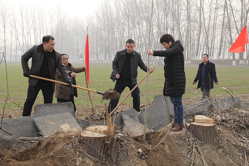 博農(nóng)集團(tuán)領(lǐng)導(dǎo)、基層黨政負(fù)責(zé)人等同志積極參加植樹(shù)活動(dòng)